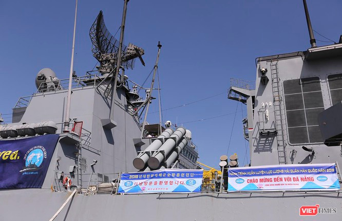 Ngoài ra, trên tàu ROKS Munmu The Great còn có 64 giếng phóng tên lửa thẳng đứng bao gồm 32 giếng phóng loại Mk 41 và 32 giếng phóng loại K-VLS (hệ thống giếng phóng thẳng đứng do Hàn Quốc tự thiết kế). Nguồn ảnh: Viettimes.