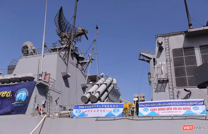 Ngoài ra, trên tàu ROKS Munmu The Great còn có 64 giếng phóng tên lửa thẳng đứng bao gồm 32 giếng phóng loại Mk 41 và 32 giếng phóng loại K-VLS (hệ thống giếng phóng thẳng đứng do Hàn Quốc tự thiết kế). Nguồn ảnh: Viettimes.