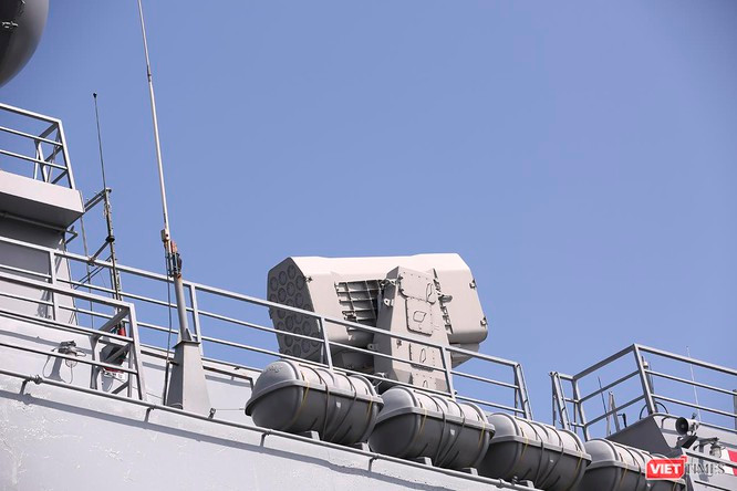 Hệ thống tên lửa đất đối không cao tốc tầm gần RIM-116 (RAM) trên tàu ROKS Munmu The Great của Hàn Quốc. Nguồn ảnh: Viettimes.