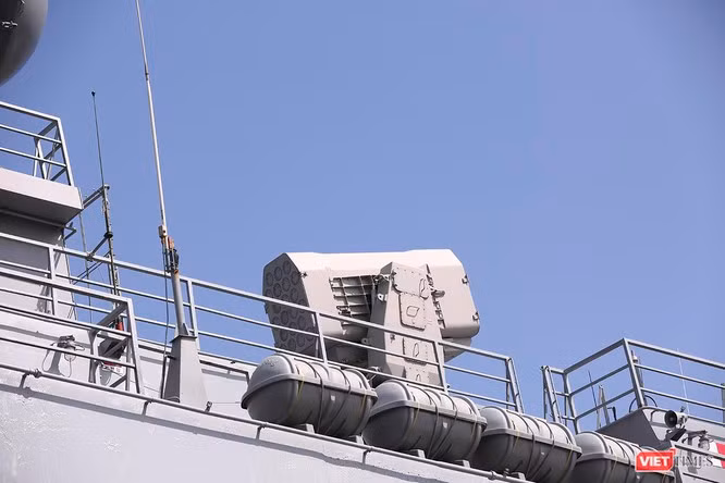 Hệ thống tên lửa đất đối không cao tốc tầm gần RIM-116 (RAM) trên tàu ROKS Munmu The Great của Hàn Quốc. Nguồn ảnh: Viettimes.