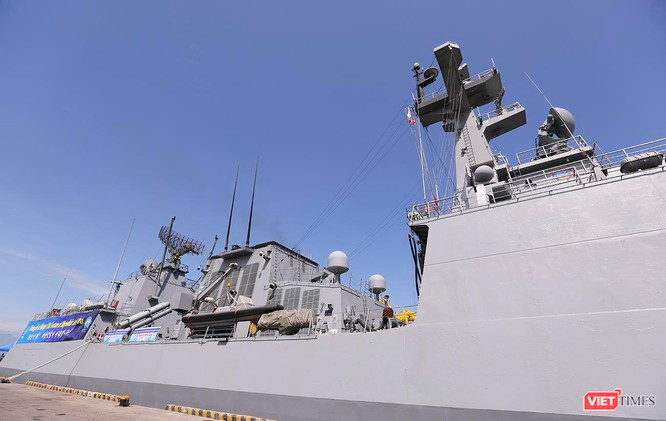 Ngoài ra tàu còn được trang bị hệ thống pháo cao tốc Goalkeeper 30mm cùng với hệ thống pháo phản lực cao tốc RAM block 1 để phòng thủ tầm gần. Nguồn ảnh: Viettimes.