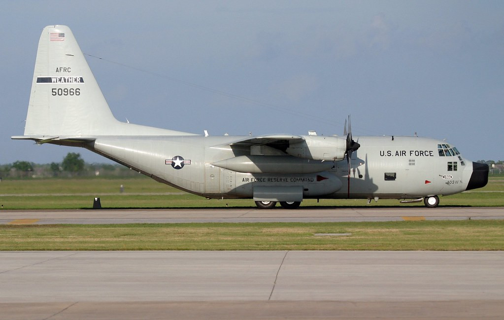 Loại máy bay này được trang bị bốn động cơ cánh quạt với mỗi động cơ có công suất 4700 mã lực cùng sáu lá cánh. Tốc độ tối đa mà WC-130 đạt được vào khoảng 671 km/h ở độ cao 6700 mét. Nguồn ảnh: BI.