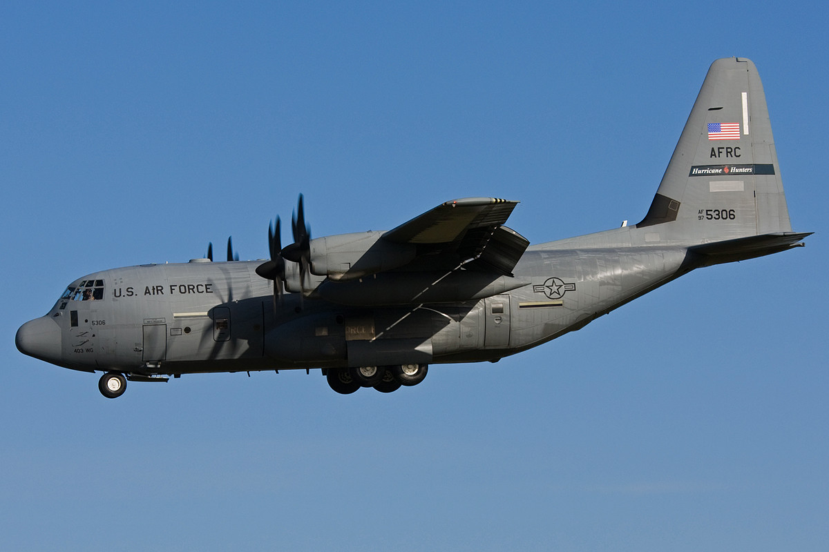 Từ những dữ liệu thu thập được sau gần nửa thế kỷ "đâm đầu vào bão", quân đội Mỹ tới nay vẫn là lực lượng có khả năng dự đoán đường đi, cường độ và hướng di chuyển của bão với độ chính xác cao bậc nhất thế giới. Nguồn ảnh: BI.