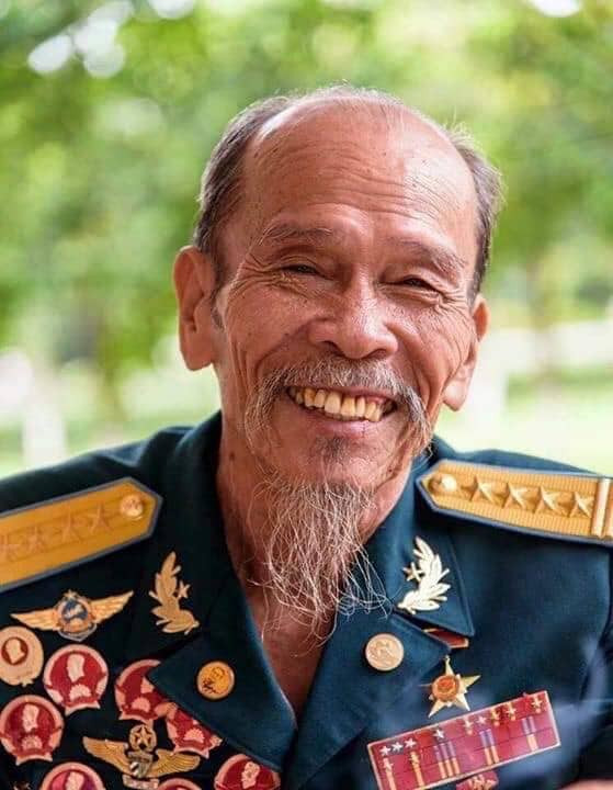 Vào lúc 21h ngày 22/9, Anh hùng Phi công Nguyễn Văn Bảy đã qua đời tại Bệnh viện Quân Y 175, Bộ Quốc Phòng. Trước đó, ngày 16/9, ông Đại tá phi công Nguyễn Văn Bảy ngột ngất xỉu khi đang làm vườn nhà ở Đồng Tháp và được chuyển đến Bệnh viện Quân y 175 cấp cứu. Sau 3 ngày điều trị, tình hình sức khỏe bệnh nhân có cải thiện nhưng không thể can thiệp phẫu thuật. Nguồn ảnh: KQVN.