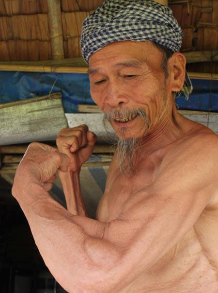 Sau quãng thời gian này, phi công Nguyễn Văn Bảy được đưa sang phục vụ trong bộ phận tham mưu, chịu trách nhiệm chính là tham mưu và giảng dậy, truyền đạt những kinh nghiệm cực kỳ quý báu của mình cho các lứa phi công sau của Không quân Nhân dân Việt Nam. Nguồn ảnh: Pinterest.