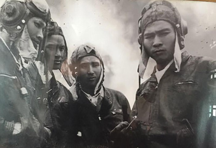 Tuy nhiên, chiến tích đầu tiên của người anh hùng này lại không phải là hạ gục được máy bay Mỹ mà là do ông đã hạ cánh an toàn với... 82 lỗ đạn trên thân máy bay ngay trong lần đầu xuất trận, có vết to hơn cả bàn tay khiến các chuyên gia Liên Xô phải sửng sốt. Nguồn ảnh: TL.