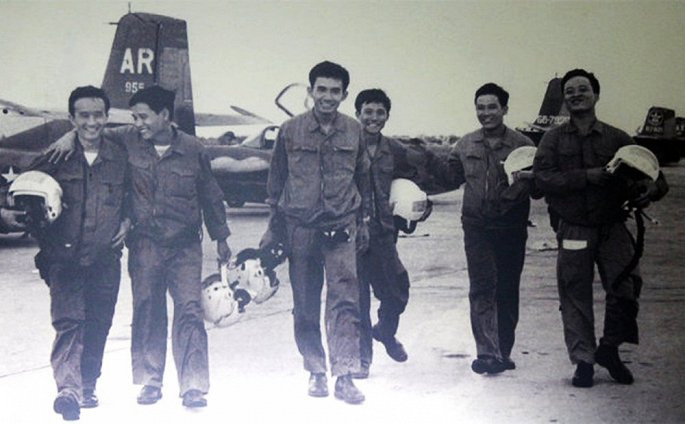 Ngày 21/6/1966, Phi công Nguyễn Văn Bảy cùng phi công Phan Thành Trung xuất kích, phát hiện một tốp bay trinh sát của địch và áp sát giao tranh. Trong thời gian không chiến ngắn ngủi, Nguyễn Văn Bảy và Phan Thành Trung mỗi người đã hạ một chiếc máy bay Mỹ. Nguồn ảnh: TL.