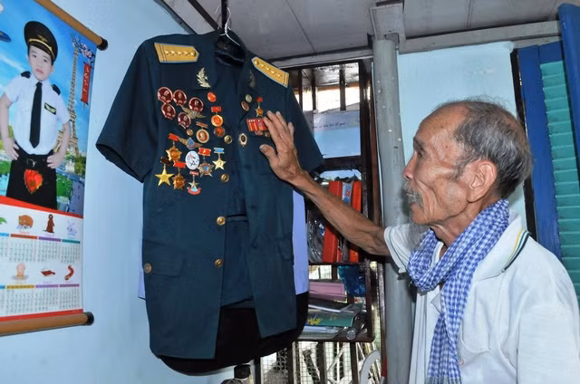 Năm 1989, ông nghỉ hưu và trở về quê nhà vui sống cảnh điền viên. Nhiều phi công Mỹ trước đây từng đối đầu và bị anh hùng Nguyễn Văn Bảy hạ gục trên bầu trời Việt Nam sau này đã sang tận nơi để gặp người phi công huyền thoại này - người mà một thời từng được coi là "khắc tinh của Không quân Mỹ". Nguồn ảnh: VOV.