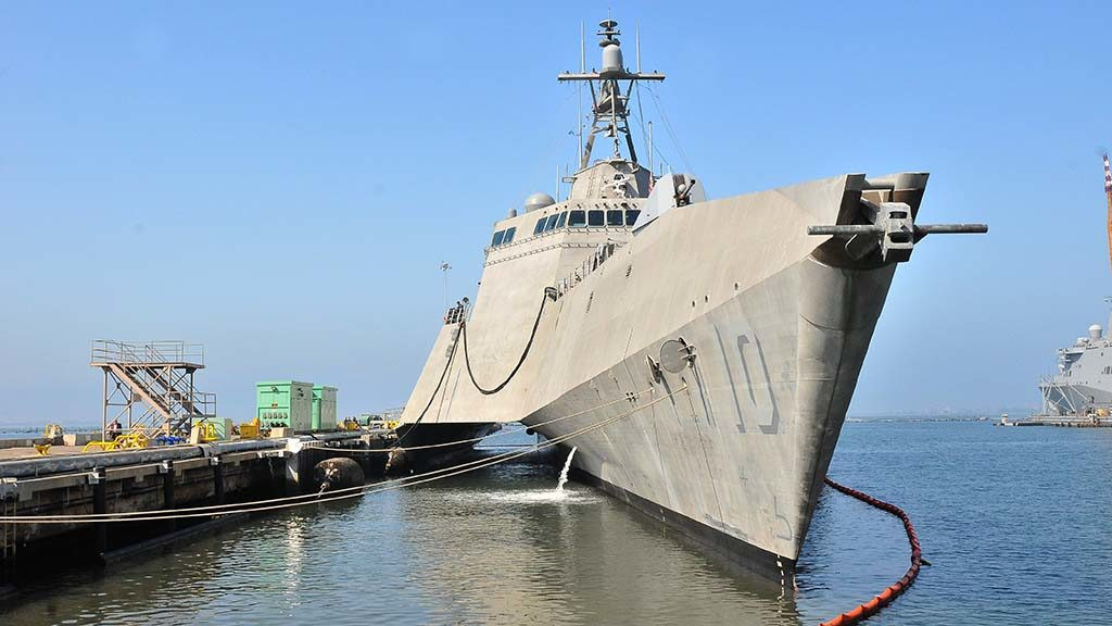 Ngoài ra, trên tàu còn có 4 khẩu súng máy 12,7mm cùng với 2 khẩu pháo 30mm và 24 ống phóng tên lửa AGM-114L Hellfire - hoả lực mạnh nhất trên tàu. Nguồn ảnh: USnavy.