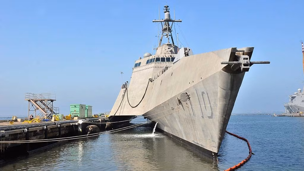 Ngoài ra, trên tàu còn có 4 khẩu súng máy 12,7mm cùng với 2 khẩu pháo 30mm và 24 ống phóng tên lửa AGM-114L Hellfire - hoả lực mạnh nhất trên tàu. Nguồn ảnh: USnavy.