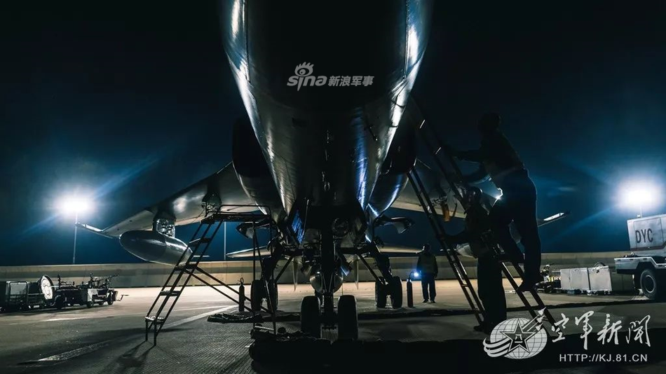 Tiêm Oanh 7 có tên NATO là Flounder - nghĩa là con Cá Bơn, đây là loại tiêm kích - bom hai chỗ ngồi (xếp dọc), hai động cơ và được Trung Quốc tự hoàn thiện, chế tạo. Nguồn ảnh: 81CN.