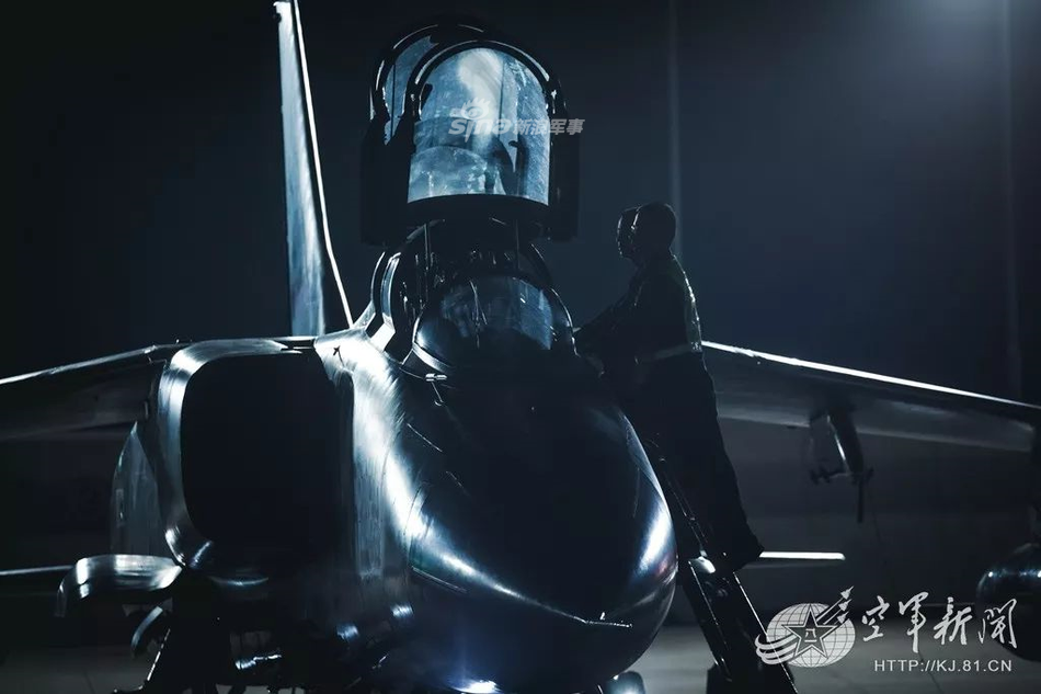 Về cơ bản, có thể coi Tiêm Oanh - 7 là loại cường kích chuyên được sử dụng vào các nhiệm vụ oanh tạc mục tiêu mặt đất. Tuy nhiên Không quân Trung Quốc khẳng định đây là loại tiêm kích - bom - nghĩa là vừa có khả năng tấn công mặt đất, vừa có khả năng chiến đấu trên không như một tiêm kích đúng nghĩa nên xếp nó vào hạng tiêm kích - bom. Nguồn ảnh: 81CN.