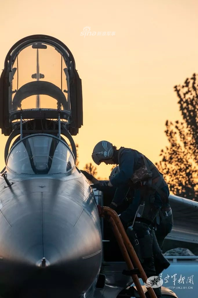 Xi'an JH-7 được trang bị một khẩu pháo nòng đôi 23mm kèm theo đó là cơ số đạn dự trữ 300 viên. 9 giá treo của máy bay bao gồm 6 giá ở dưới hai bên cánh, 2 giá ở 2 đầu cánh và 1 giá treo dưới bụng. Nguồn ảnh: 81CN.