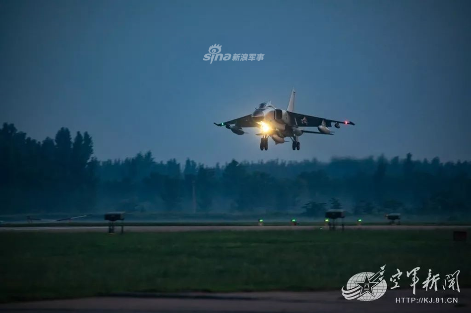 Tốc độ tối đa của JH-7 lên tới Mach 1,25 - tương đương với 1800 km/h kèm theo đó là bán kính chiến đấu lên tới 1760 km, tầm bay tối đa khi mang đầy nhiên liệu và không mang vũ khí lên tới 3700 km. Nguồn ảnh: 81CN.