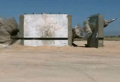 Cận cảnh quá trình thử nghiệm sử dụng bom xuyên phá boong-ke đâm xuyên 10 mét bê tông chịu lực sau đó xuyên qua một tấm thép dày 50cm của Mỹ. Nguồn ảnh: Wiki.