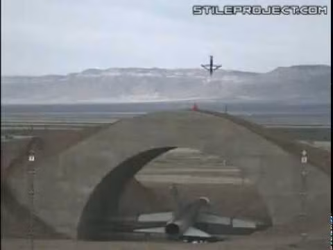 Bom phá boong-ke có thiết kế đặc biệt với ngồi nổ chậm, sơ tốc nhanh và đặc biệt có khả năng xuyên sâu xuống trong lòng đất. Mặc dù có nhiều kiểu ngòi nổ khác nhau, tuy nhiên phần lớn bom phá boong-ke thường sử dụng ngòi nổ cảm ứng, sẽ tự động phát nổ ngay khi bom gặp khoảng không trong lúc đang xuyên lòng đất. Nguồn ảnh: QQ.