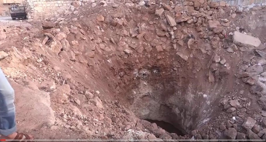 Hiện tại, quân đội Nga được cho là đang sở hữu một loại bom xuyên phá boong-ke mang tên KAB-1500L-Pr. Loại bom này được tích hợp với các máy bay Su-24M và Su-27IB, có khả năng xuyên tối đa 20 mét đất hoặc 2 mét bê tông cốt thép chịu lực. Nguồn ảnh: Live.