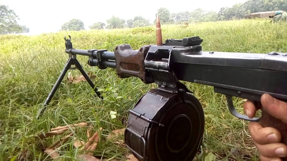 Hiện tại, đây vẫn là hai khẩu súng máy hạng nhẹ tiêu chuẩn của Việt Nam và cũng được sản xuất trong nước. Nguồn ảnh: Tube.