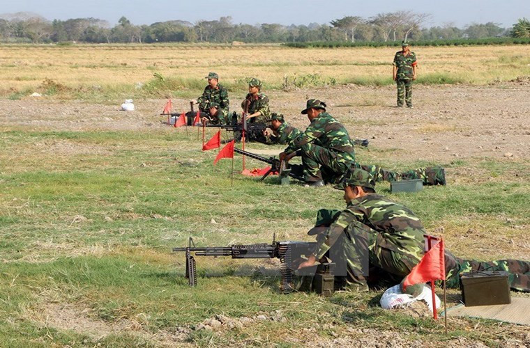 Điểm yếu của khẩu súng máy này đó là nó sử dụng cỡ đạn chuẩn NATO 7,62x51mm - không giống với cỡ đạn dùng cho những khẩu súng máy tiêu chuẩn phổ biến khác nên sẽ tạo thêm gánh nặng cho hậu cần trên chiến trường. Nguồn ảnh: TTXVN.