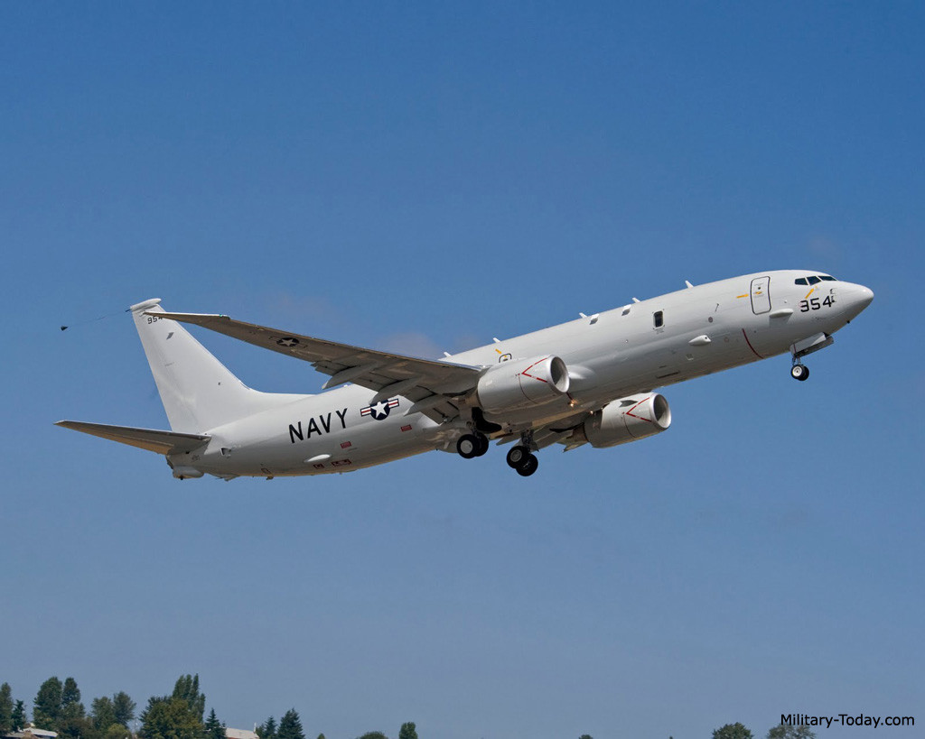 P-8 Poseidon là một mẫu máy bay săn ngầm được phát triển từ mẫu máy bay Boeing 737-800. Vốn dĩ Boeing 737-800 là một dòng máy bay chở khách thương mại nên cũng dễ hiểu tại sao P-8 Poseidon lại có vẻ bề ngoài giống hệt với các máy bay chở khách thông thường. Nguồn ảnh: Navymil.