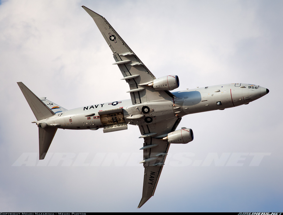 P-8 Poseidon có phi hành đoàn 9 người, trong đó có 2 phi công và 7 sĩ quan vận hành. Trong đó nhiệm vụ chính của các sĩ quan vận hành chính là tác chiến săn ngầm dựa vào các hệ thống tác chiến điện tử được tích hợp sẵn trên máy bay. Nguồn ảnh: Navymil.