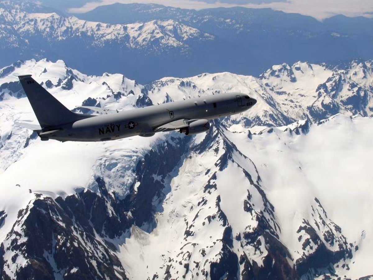 Theo thông tin được phía Nga đăng tải, 13 chiếc UAV đã triển khai đội hình chiến đấu thông thường, được vận hành bởi một trạm điều khiển duy nhất. Trong suốt thời gian này, máy bay tuần tra Poseidon-8 của Mỹ đã hoạt động trên khu vực Biển Địa Trung Hải trong 8 giờ. Nguồn ảnh: Navymil.