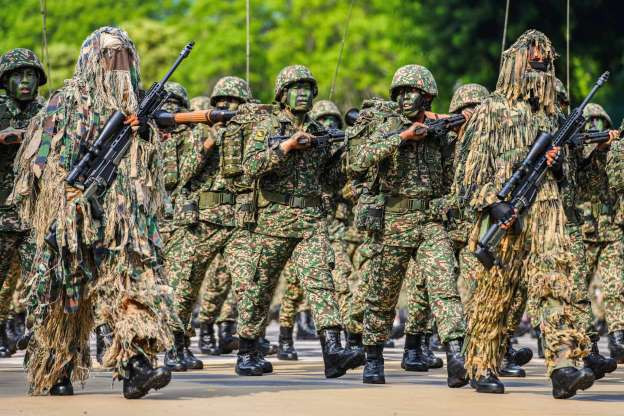 Lính Indonesia thể hiện những bộ quân phục độc đáo của mình trong cuộc duyệt binh của nước này. Nguồn ảnh: MSN.