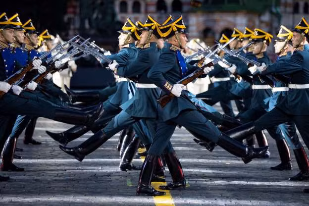 Cận vệ điện Kremlin của Nga có quân phục với đôi ủng truyền thống cùng chiếc mũ cực kỳ độc đáo. Nguồn ảnh: MSN.