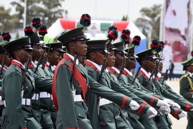 Binh sĩ Nigeria lại có bộ quân phục với chiếc mũ có một chòm lông cực kỳ lạ mắt. Nguồn ảnh: MSN.