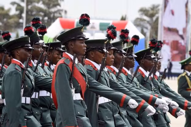 Binh sĩ Nigeria lại có bộ quân phục với chiếc mũ có một chòm lông cực kỳ lạ mắt. Nguồn ảnh: MSN.