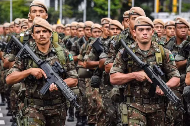 Quân đội Brazil trang bị đầy đủ vũ khí và quân phục trong một buổi lễ tốt nghiệp trường sĩ quan. Nguồn ảnh: MSN.