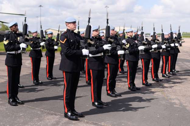 Không quân Anh lại có lễ phục mang đậm nét truyền thống với đường kẻ đỏ dọc quần. Nguồn ảnh: MSN.