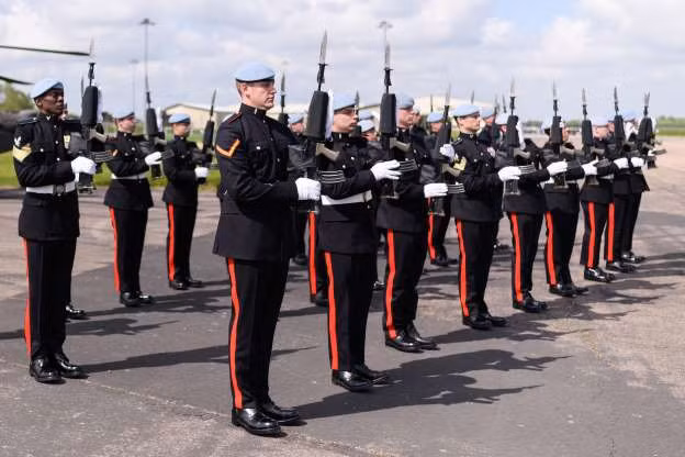 Không quân Anh lại có lễ phục mang đậm nét truyền thống với đường kẻ đỏ dọc quần. Nguồn ảnh: MSN.