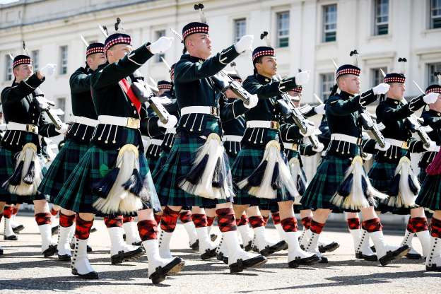 Trang phục truyền thống của người Scotland được đưa vào làm quân phục cho binh lính nước này. Nguồn ảnh: MSN.