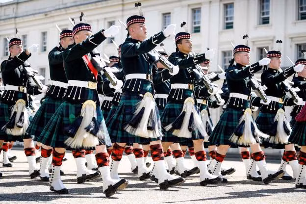 Trang phục truyền thống của người Scotland được đưa vào làm quân phục cho binh lính nước này. Nguồn ảnh: MSN.