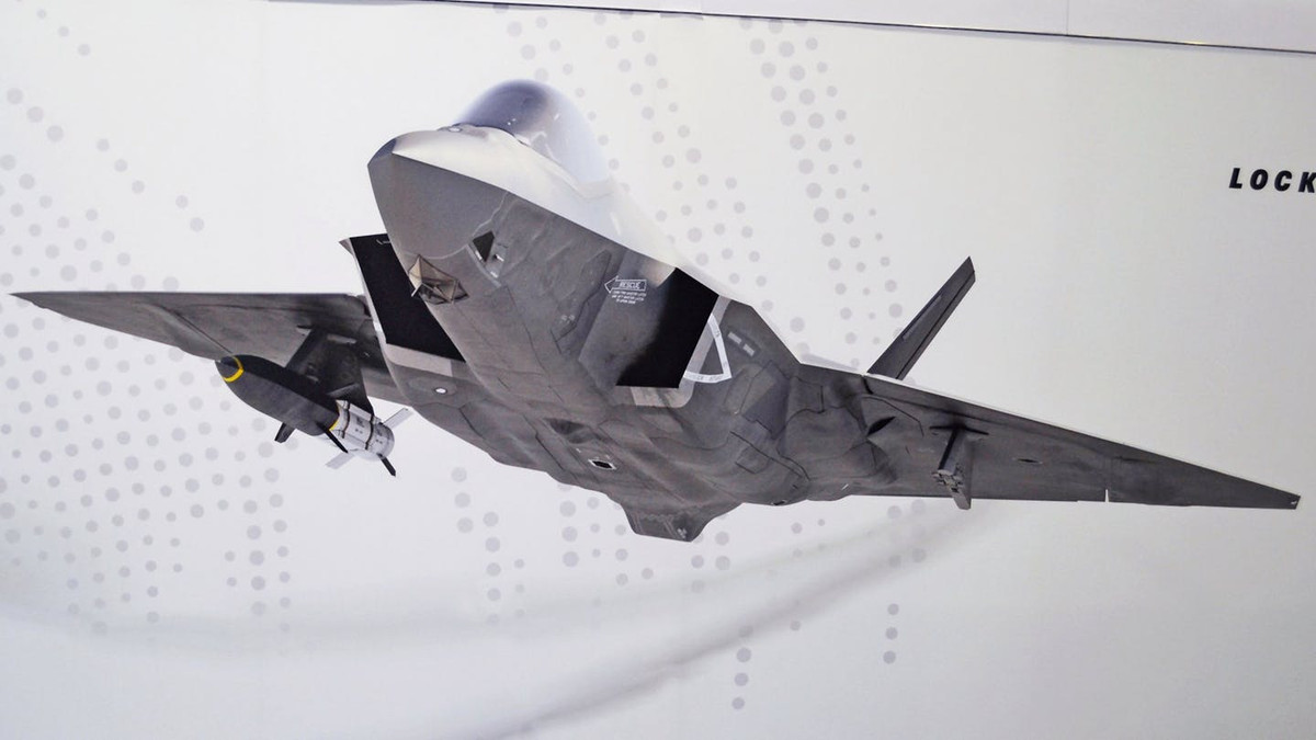Trong tương lai, Lockheed Martin đang phối hợp cùng Không quân Mỹ để có thể cho phép chiến đấu cơ F-35C triển khai được loại vũ khí này. Tuy nhiên với khoang vũ khí chật chội của F-35, nhiều khả năng tên lửa siêu siêu thành sẽ phải treo ngoài cánh - làm mất đi khả năng tàng hình của loại chiến đấu cơ này. Nguồn ảnh: BI.