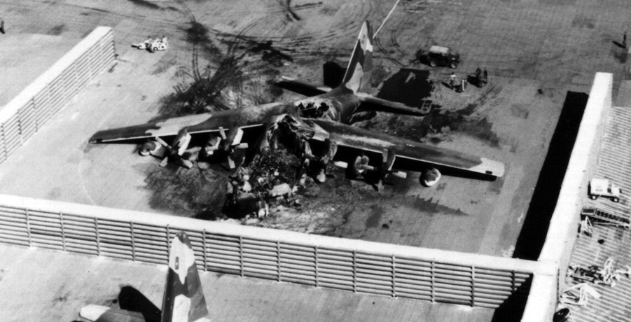Một vận tải cơ C-130 bị đặc công quan giải phóng phá huỷ tại căn cứ không quân của Mỹ ở miền Nam Việt Nam. Nguồn ảnh: TL.