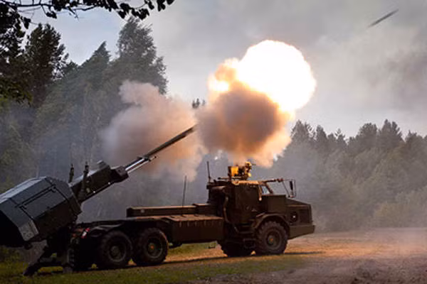 Thậm chí không cần tới sĩ quan pháo binh, trong nhiều trường hợp chỉ cần trinh sát pháo binh chỉnh hướng để lấy góc bắn, sau vài loại bắn hiệu chỉnh để "căn" đường đạn, một kíp chiến đấu không có sĩ quan pháo binh vẫn có thể tác chiến một cách bình thường. Nguồn ảnh: QQ.