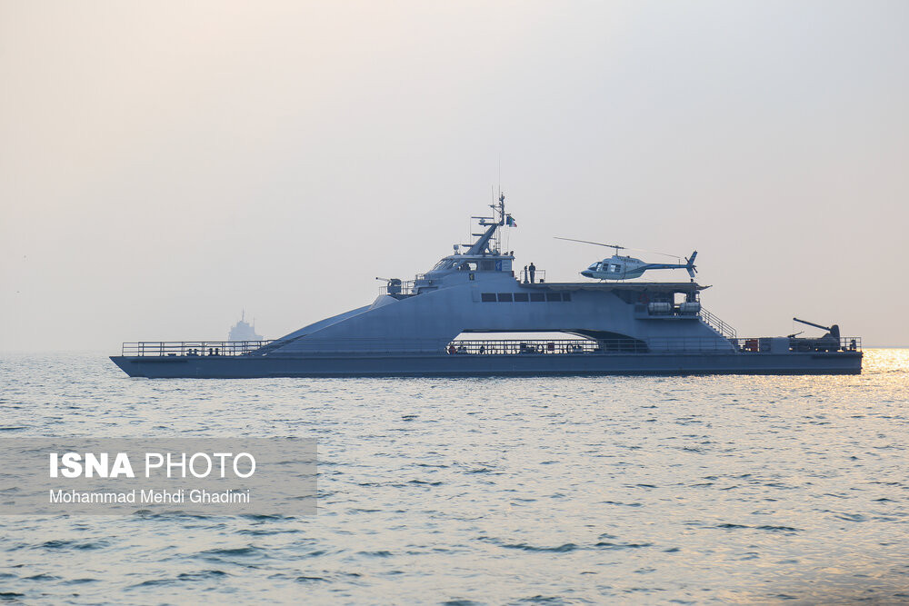 Bên cạnh đó, Hải quân Iran cũng sở hữu những loại tàu chiến cỡ lớn, khiến cho lối đánh của lực lượng này "thiên biến vạn hoá" cực kỳ phong phú dựa trên kho khí tài trong biên chế của Iran hiện tại. Nguồn ảnh: ISNA.