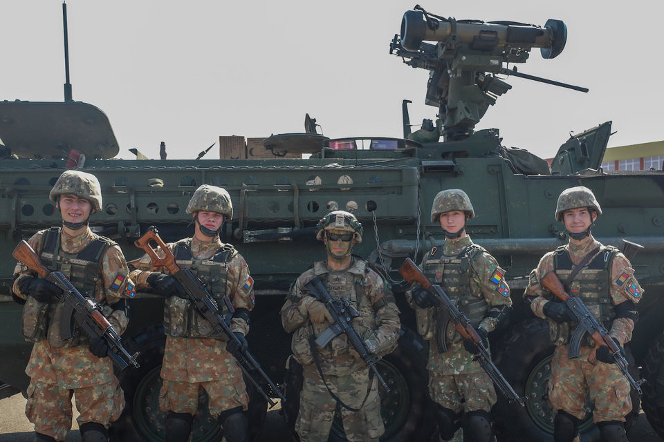 Loại tên lửa chống tăng này giúp xe chiến đấu bộ binh Stryker của Mỹ tăng cường được hoả lực, sẵn sàng đối đầu và tiêu diệt xe tăng của đối phuong trên chiến trường khi cần. Nguồn ảnh: BI.