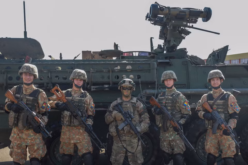 Loại tên lửa chống tăng này giúp xe chiến đấu bộ binh Stryker của Mỹ tăng cường được hoả lực, sẵn sàng đối đầu và tiêu diệt xe tăng của đối phuong trên chiến trường khi cần. Nguồn ảnh: BI.