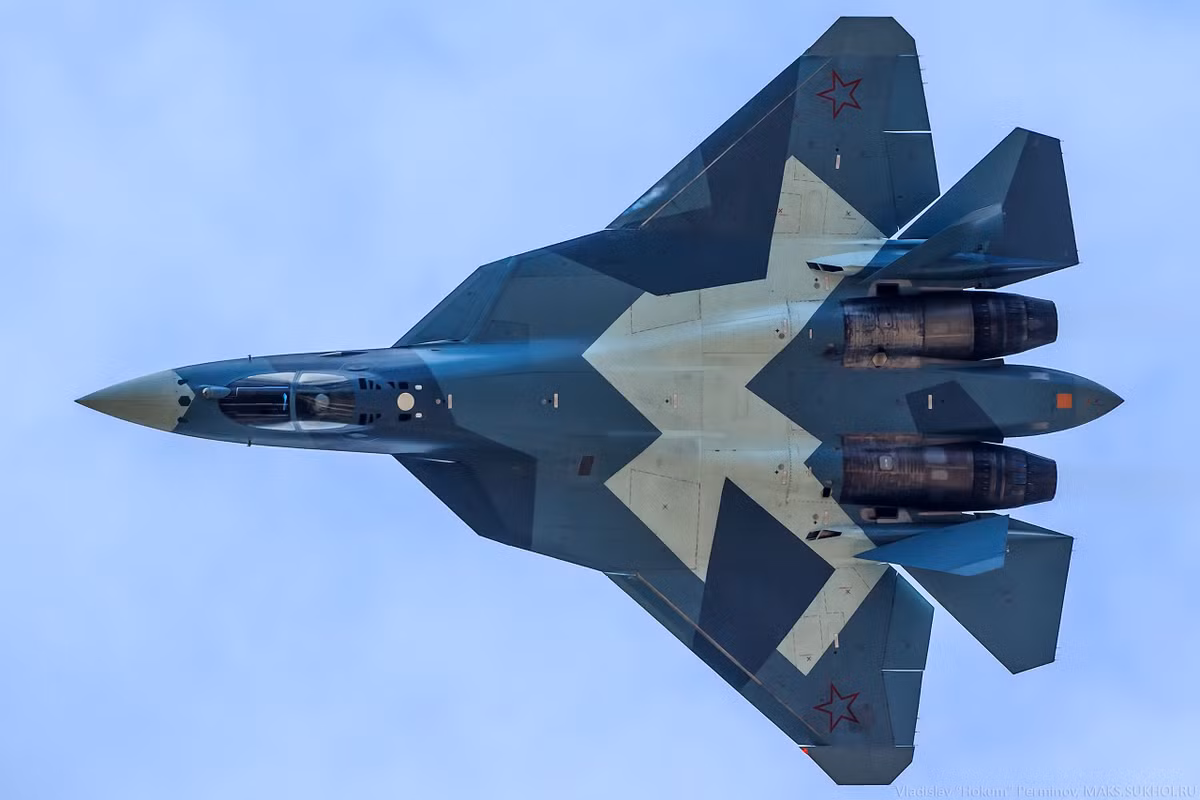 Nếu so sánh máy bay thế hệ năm của Mỹ (F-22, F-35) với Su-57 của Nga, thì máy bay của Nga chưa phải là thế hệ thứ năm do Su-57 vẫn chưa đáp ứng các chỉ số về tàng hình, cùng với đó là động cơ của Su-57 chưa cho phép chế độ bay siêu âm trong toàn hành trình mà không phải bật chế độ đốt sau. Nguồn ảnh: Pinterest.