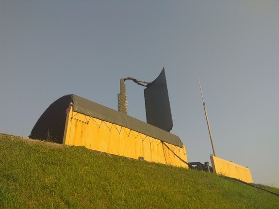 Một trong những cách thức sử dụng 36D6M1 hay được thấy nhất đó là sử dụng nó kết hợp với tổ hợp tên lửa phòng không S-300 - giúp tăng hiệu quả phát hiện và đánh chặn mục tiêu của cả hai hệ thống này. Nguồn ảnh: QQ.