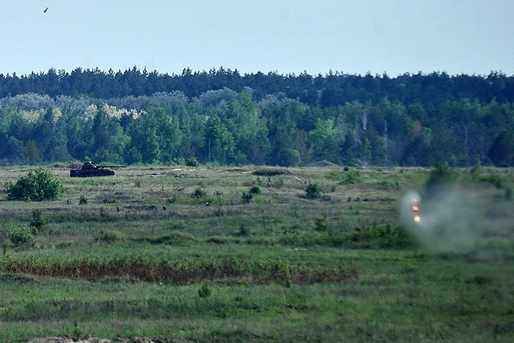 Đây là loại tên lửa tự dẫn đến mục tiêu và có thể được dùng để tấn công trực tiếp bằng cách bắn thẳng vào các tòa nhà hay các công sự. Trong nhiệm vụ tấn công xe tăng hay thiết giáp, Javelin chọn cách tấn công lao từ trên xuống nóc xe - nơi hầu hết các xe tăng được bóc giáp mỏng nhất, kể cả T-90 của Nga.