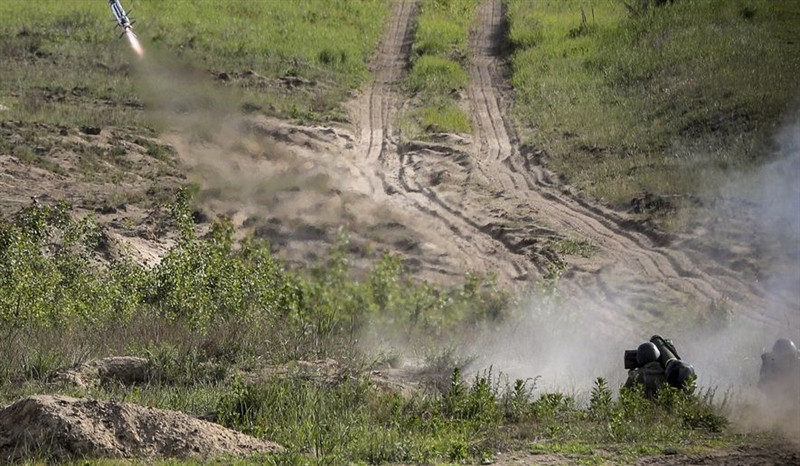 Ngoài ra, trước khi bắn đầu tự dẫn nhiệt ảnh trên tên lửa phải được làm lạnh từ 20-30 giây. Vì vậy, dòng tên lửa này dù rất mạnh nhưng không thích hợp để tham gia vào một cuộc chiến cấp tập với cường độ cao. Bất chấp những tồn tại, nhà sản xuất Mỹ vẫn khẳng định, Javelin là hệ thống tên lửa chống tăng được thiết kế để tiêu diệt tất cả các loại xe tăng, thiết giáp hoặc các mục tiêu bay ở tầm thấp.