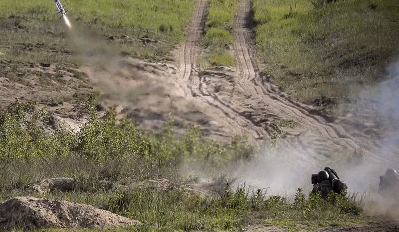Ngoài ra, trước khi bắn đầu tự dẫn nhiệt ảnh trên tên lửa phải được làm lạnh từ 20-30 giây. Vì vậy, dòng tên lửa này dù rất mạnh nhưng không thích hợp để tham gia vào một cuộc chiến cấp tập với cường độ cao. Bất chấp những tồn tại, nhà sản xuất Mỹ vẫn khẳng định, Javelin là hệ thống tên lửa chống tăng được thiết kế để tiêu diệt tất cả các loại xe tăng, thiết giáp hoặc các mục tiêu bay ở tầm thấp.