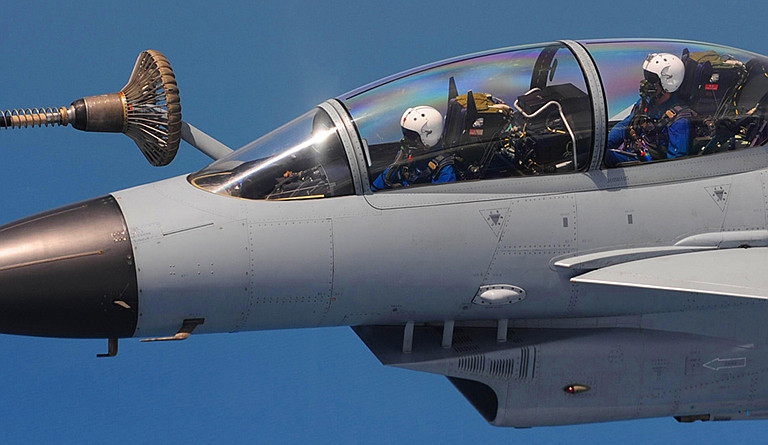 Khả năng mang vũ khí của J-10 là cực kỳ vượt trội với 11 giá treo vũ khí và mang theo được tới 7 tấn vũ khí các loại. So sánh với loại tiêm kích một động cơ phổ biến nhất hiện tại của Mỹ là F-16, J-11 có số lượng giá treo vũ khí tương đương và trọng tải vũ khí tối đa chỉ thua F-16 có 700 kg. Nguồn ảnh: sina.