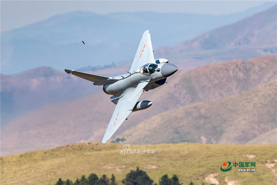 Bù lại, việc huấn luyện cho phi công trên chiếc J-10S với một huấn luyện viên bay là điều cực kỳ quan trọng, tránh được tai nạn trong những tình huống nguy hiểm hoặc khi gặp địa hình khó mà học viên không có đủ kinh nghiệm và kỹ năng để xử lý. Nguồn ảnh: sina.