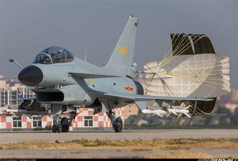 Trong khi đó, tiêm kích F-16 của Mỹ chỉ được trang bị một khẩu pháo M61A1 với cỡ nòng 20mm nhưng tiêm kích J-10 của Trung Quốc lại được trang bị một khẩu GSh-23 với cỡ nòng lên tới 23mm giúp nó có ưu thế tốt hơn nhiều khi hỗn chiến trên không hoặc khai hoả tiêu diệt mục tiêu mặt đất. Nguồn ảnh: sina.