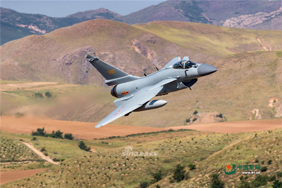 Là loại tiêm kích một động cơ phản lực, J-10 được coi là chiếc tiêm kích "thôi nôi" của mọi phi công tiêm kích Trung Quốc. Sau khi thành thạo bay trên chiếc J-10, các phi công tiêm kích của Trung Quốc sẽ được huấn luyện chuyển loại sang các loại tiêm kích hai đông cơ phổ biến khác. Nguồn ảnh: sina.